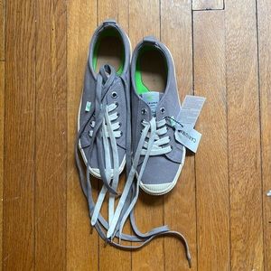 NWT Cariuma shoes, gray, size 8.5 womens